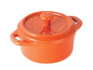 halloween-kitchen staub/ストウブ セラミックラウンドミニココット／40511−085　オレンジ プロユース（業務用）として販売されている国内正規販売ルートの商品です。家庭用に付属されている生涯保証書（シリアルナンバー）は付属されておりません。予め