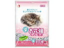 高純度パルプを主原料とする猫、小動物用の固まらないタイプの紙製のトイレ砂。コーティング剤不使用だから、粉の舞いが少なくいつもサラサラです。天然抗菌素材くまざさ繊維をプラスしました。【使用方法】ペット用トイレに、5〜6cmの厚さで敷きつめます。初めてお使いになる場合は、現在お使いのものを少量混ぜてお使いください。2日程度ですぐ慣れます。その後は本品だけで大丈夫です。オシッコなどで、汚れた部分だけを取り除き、新しいものを補充してください。取り除いた部分は、水洗トイレに流せます。シーツをスノコの下に敷くと、より一層消臭に効果的です。ご使用後、水洗トイレに流す場合は、少量ずつ(1回コップ1杯＝200ml以下)に分けて流してください。全量取り替えなどの場合は、燃えるゴミとして処理してください。 商品情報 材質パルプ、再生紙、くまざさ繊維原産国または製造地日本 016466000　