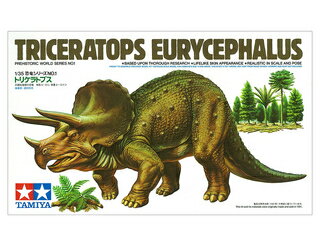 発売日：2023/7/15《 トリケラトプスについて 》 恐竜は爬虫類の仲間ですが、約2億3000万年前から始まる三畳紀に小型のものがあらわれ、以後、ジュラ紀、白亜紀と1億年以上にわたって栄えましたが、約6500万年前に絶滅してしまいます。トリケラトプスは、この恐竜の時代の終わり頃、白亜紀後期の恐竜で、体長6〜9m、角竜と呼ばれる種類の最も進化したものといわれています。鼻の上に短い角が1本、そして両目の上に長い角が1本ずつ、合計3本の角を持ち、頭の後ろの骨が肩を守るように張り出しているのが特徴です。草食性で性質はおとなしく、3本の角はティラノサウルスなど肉食恐竜の攻撃に対して身を守るためや倒れた木を起こすためなどに使われたと考えられています。【 模型要目 】草食恐竜の中でも根強い人気のトリケラトプスを再現した1/35スケールのプラスチックモデル組み立てキットです。★完成時の全長約210mm。★姿勢をぐっと低くした、力強いポージングでモデル化。★少ないパーツ数で手軽に組み立てられます。★図鑑などを参考に、想像を広げて自由な塗装で仕上げるのが楽しみです。【 基本スペック 】完成時の全長約210mm。※製品は発売当時(1981年)の考証に基づいています。完成時の全長約210mm。写真はキットを組み立て、塗装したものです※製品は発売当時(1981年)の考証に基づいています。60201　