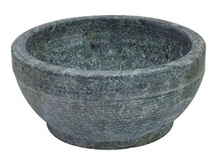韓国の本場「長水滑石」使用の業務用のビビンバ用石鍋です。 商品情報 生産地韓国規格B-01818cm材質天然石外寸×高さ(mm)φ180×H75 303051　