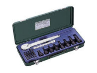 【特長】インパクトレンチなどの動力工具用のソケットです。【仕様】差込角(mm)：12.7セット内容：ヘキサゴンビット(BIT-3、4)、ドライバービット(BIT-M2、P2、P3)、ビットホルダー(4ABH)、ラチェットハンドル(371)、エクステンションバー(321：150mm)セット内容(点)：15ソケット内容(mm)：ヘキサゴン：5、6、8、10、12、14、17差込角12.7mm(1/2inch)【セット内容/付属品】ピン・Oリングケース 商品情報 オレンジブック発注コード369-7258質量3.3(kg)原産国日本 AH4133　