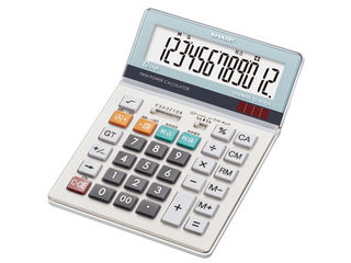 グリーン購入法適合電卓 ■マルチ換算 通貨・単位など任意の換算レートを設定して簡単に換算ができます。■チルトディスプレイ 見やすい表示角度が選べるチルトディスプレイタイプ。■税計算 税込、税抜計算が簡単にできます。税率設定機能も付いています。 ■大型表示 見やすい大型表示です。 ■早打ち すばやい入力をするために、先に押したキーを離す前に、次のキーを押しても入力を受け付ける2キーロールオーバー機能つきの早打ち対応です。 ■アンサーチェック 1回前の計算結果と答えを自動的に照合できます。 ■演算状態表示 演算の状態を表示するので、計算の状態が確認できます。 ■グランドトータルメモリー(GT) [=]および[%]で得た計算結果を自動的に加算、累計します。（プリンタ電卓の場合、[*]を押して得た加減算の結果を自動的に加算、累計します。） ■ツインパワー 太陽電池の他に電池を内蔵しています。計算中に光がさえぎられても、内蔵電池により計算内容を保護します。 ■プラスチック製のキートップ（Plastic Key Top） 　 ■サイレントキー シャープ従来機種に比べて操作時の音が静かなキーです。 商品情報 桁数12液晶表示●使用時間約7年使用電源CR2032×1寸法(mm)(幅×奥行×高さ)140×197×26.5質量(g)(約)(電池含む)238 EL-S752K-X　