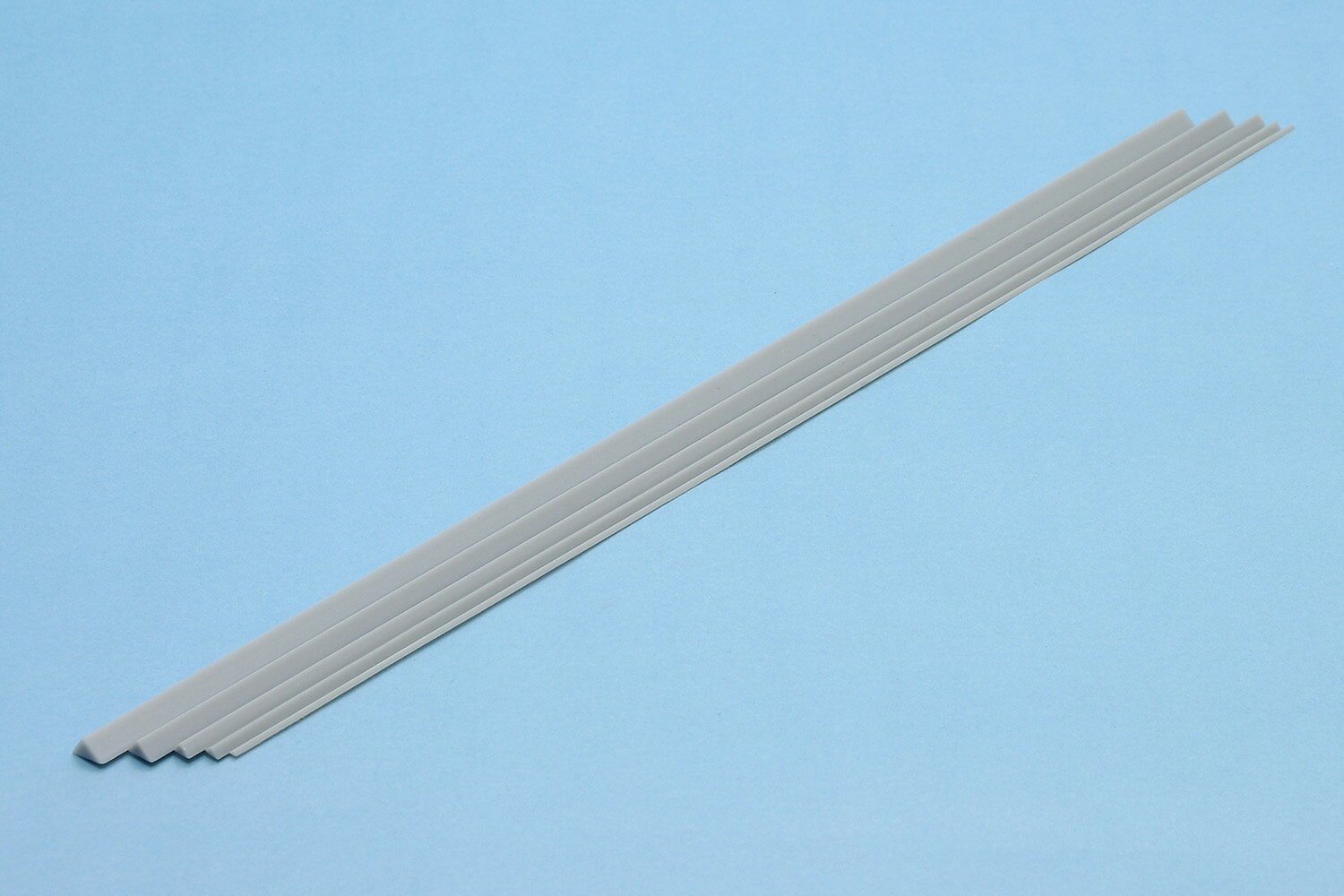 Wave ウェーブ プラ＝材料【グレー】 三角棒 OM-493（3.0mm）