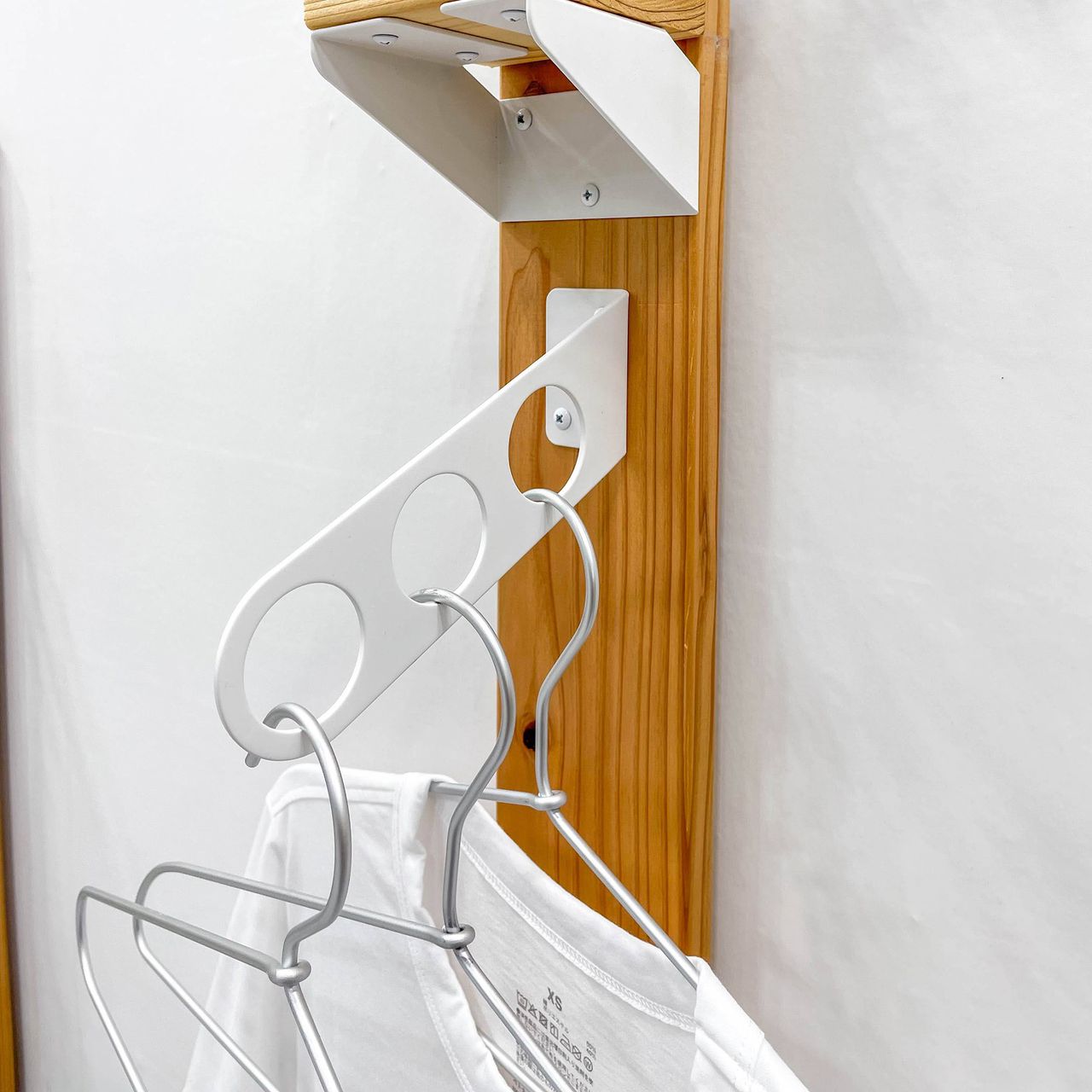 ●1×4材で柱を立てる、新しい壁面DIY● 斜めに並んだ3つの穴で、段差をつけながら衣類を掛けられるフックです●カラー：ホワイト●材質：シグナルハンガー/鉄(塗装仕上)、トラスタッピングネジ/鉄●付属品：ネジ(φ3.5×16mm)×3本(1本予備)●サイズ：W(mm)：36 / H(mm)：57 / D(mm)：185 / 穴径：φ38●入数：1個●耐荷重を超えた使用、ぶら下がったり体重がかかるような行為や、本来の用途以外に使用しないでください。● 小さなお子様・ペット等が触れることのできる場所には取り付けないでください。● 貴重品や壊れやすいもの、燃焼機器、発熱機器、水道の蛇口の上や常時人がいる上や、その周りに設置しないでください。● 製品の取り付けに傾きがあると耐荷重が少なくなる場合があります● 取り付け方の不良または天災などで万が一事故が発生しましても、保証などは一切致しかねます。●耐荷重(Kg)：5AP-3035W　