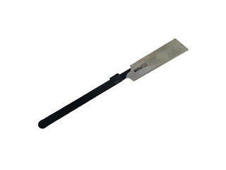 刃先には衝撃焼入れを施してありますので、耐久性に優れ、シャープな切れ味を長時間保てます。のこ材、サンドビック社製スウェーデン鋼を使用し、腰が強く靱性に優れています。バクマソー新型ホルダー（安全ストッパー付）、刃の取替えがワンタッチででき、しかもバックル式のレバーによる簡単な安全ストッパー付ですので、両刃でも片刃（従来品のバクマソー）でも共通して使用できます。　※バクマソー300両刃の替刃を使用する際は、安全の為、両刃用本体（安全ストッパー付）を使用してください。木目と垂直に切る場合は、横挽き。木目と平行に切る場合は、縦挽き。2倍使える両刃のこ。用途：太物一般木材・合板・集成材・竹・硬木などの横挽き、縦挽き用、斜め切用のこ板厚：0.7mm刃渡り：300mm（たてびき264mm）全長：約660mm切り幅：1.15mm±0.05刃先処理：衝撃焼入適合替刃：バクマソー300替刃式両刃鋸替刃柄：ゴムハンドル　安全ストッパー付国際規格：ISO9001認証取得工場で製造注意：木材以外の材質の切断には使用しないでください。切断中にひねったり、こじったりしないでください。刃が折れる恐れがあります。釘やニップスなどの異物のささった木材の切断はさけてください。 商品情報 生産国日本材質最高級スウェーデン鋼パッケージサイズ(H×W×D)720×115×20(mm)パッケージ重量360(g) SG300W　