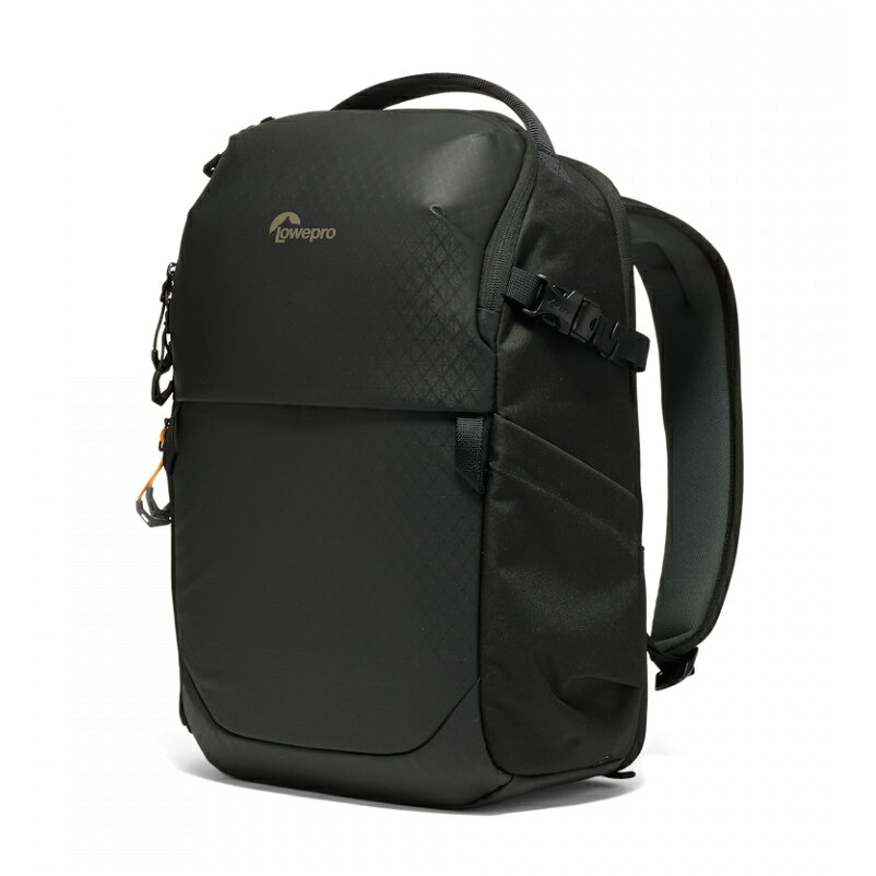 発売日：2026年10月中旬Fastpack BP 150 AW IV（16L）は、素早く移動し、瞬間を逃さず捉えるクリエイターのために設計されたトラベル向けカメラバックパックです。フルフレームミラーレスカメラ1台と最大3本のレンズを収納でき、日常の移動や撮影に最適なコンパクトかつ実用的なセットアップを実現します。クイックサイドアクセスにより、次の一枚はいつでもすぐに撮影可能。計画はいりません。ジッパーを開けて、そのまま撮影できます。■クイックサイドアクセスで素早くカメラを取り出せる■背面フルオープン構造で安全かつ整理された収納■再生素材を使用した耐久性の高いコーティング生地■LCCのパーソナルアイテム規定に対応■全天候対応の AW カバーを標準装備 商品情報 外寸高さ42cm x 幅30cm x 奥行20cm内寸高さ40cm x 幅27cm x 奥行14cmPC内寸高さ36cm x 幅27cm x 奥行2cm重量0.92kg容量16L付属品レインカバー LP37506PWW　