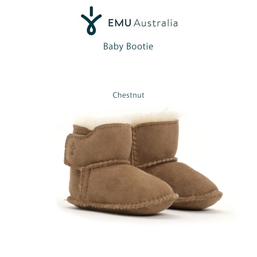 EMU エミュ Australia 通販 Baby Bootie ベビーブーティー b10310 メリノウール 出産祝い ファーストシューズ プレゼント ギフトにおすすめ (日本正規販売店)セレクトショップムー メーカー希望小売価格はメーカー商品タグに基づいて掲載していますメーカー希望小売価格はメーカー商品タグに基づいて掲載しています emu(エミュー) Baby Bootie ベビーブーティー ■素　材■ アッパー　：　シープスキン (撥水加工済) ■サイズ■ ・0-6month（0－6ヶ月）サイズ 約10cm　高さ9cm ・6-12month（6－12ヶ月）サイズ 約12cm　高さ9.2cm ・12-18month（12－18ヶ月）サイズ 約13cm　高さ9.6cm ■　色　■ Chestnut(チェスナット) ■詳　細■ 赤ちゃん向けのかわいいムートンブーツが登場！ 贅沢シープスキンベビーブーティーは柔らかくお子様の足を暖かく包みます。 ァーストシューズにぴったりでギフトにもおすすめです。 [EMU Australia/エミュ オーストラリア] 1994年よりスタートしたオーストラリアのオーシャンロードを起源とするEMUは最上級の自然素材に革新をブレンドし、 “ever natural”をテーマに365日完全なる快適さをお届けするフットウェア―ブランドです。 世界で一番履き心地の良い靴を目指して、常に開発し続けています。 ■備　考■ セレクトショップムーはemuの正規販売店になりますので、安心してご購入いただけます。 EMU日本正規輸入代理店 株式会社 STOKE companyからの仕入れとなります。 EMU専用の箱付きでのお届けになります。 ■他にも■ 【emu】の商品一覧はコチラ 【ムートンブーツ】アイテム一覧はコチラ 【ギフトラッピング】はコチラ