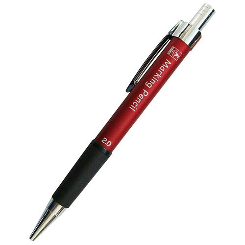 ポケットに収まりやすい、ショートサイズです。[用途]マーキング用シャープペンシル。[機能]建築マーキング用の耐熱2ミリ芯シャープペンです。作業着のポケットに収まりやすいショートサイズです。便利な芯削り付です。アルミ巻ボディで丈夫です。[仕様]●全長：125mm。●芯の太さ：2.0mm。●芯の色：赤。●芯削り付。[材質]●本体：真鍮。[注意事項]食べたり飲んだりしないで下さい。直射日光の当たる場所や高温になる所での保管は避けてください。