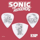 絶賛発売中のESP×SONIC SONIC THE HEDGEHOG GUITARS III -Classic Sonic Edition-のボディトップに使用されている、クラシックソニックのコラージュアートの中から、立ち姿、ラン姿、スピンアタック姿の3種類をプリントしたピックセットを発売します。 ■ 製品情報 ブランド ESP×SONIC 製品名 CLASSIC SONIC PICKSET 品番 PS-C-SONIC 仕様 台紙サイズ：80mm×80mm／材質：ポリアセタール／形状：トライアングル、ティアドロップ／厚さ：1.0mm 2025年5月31日までの期間限定発売