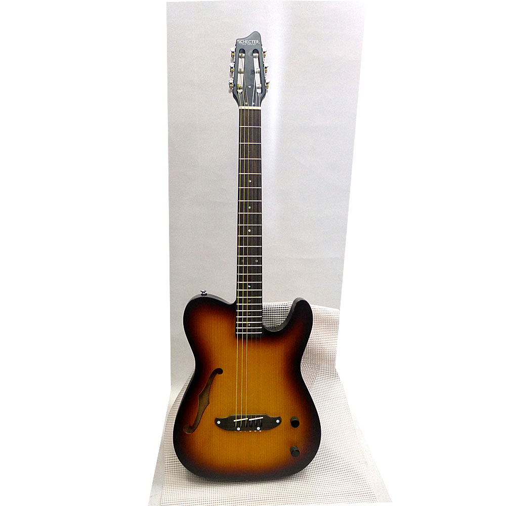 TLタイプのエレガットです。 ネック幅は標準的な45mmで取り回しの良いボディサイズと小さめの音量の生鳴り、パッシブ（電池なし）のピエゾ・ピックアップを搭載。 BODY：MAHOGANY+SPRUCE TOP NECK：MAHOGANY SCALE：648mm NUT WIDTH：45mm FINGER BOARD：ROSE WOOD BRIDGE：ROSE WOOD CONTROL：1Vol /1Tone（パッシブ仕様）