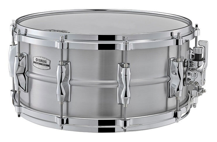 Recording Custom Aluminum Snare Drums 14"x6.5"アルミニウムシェルのスネアドラムです。華やかさに加え軽く切れの良いサウンドが特長です。25本スネアが装着されパワー感もたっぷりです。 仕様 フープモデルダイカストフープ 材質アルミニウム(3.0mm) ラグ種類ワンピースラグ ボルト数10 シェル厚さ1.2mm 材質アルミニウム シェルエッジ角45°/R1.5 スネア材質ハイカーボンスティールワイヤー(25本)/ショートタイプ スネアベッド深さ2.4mm ストレイナーRサイドQタイプ LサイドDC3タイプ ヘッドトップレモ・アンバサダーコーテッド ボトムレモ・アンバサダースネア スネアケースサービス