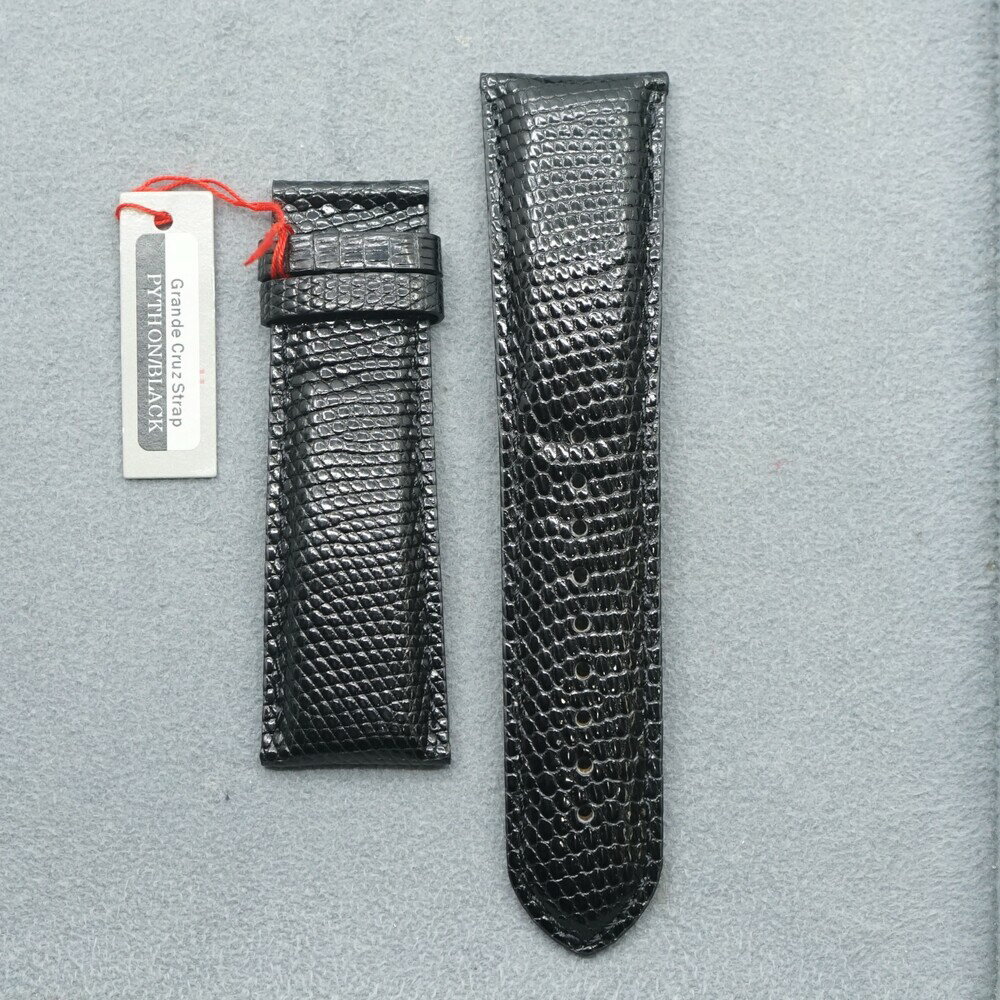 ※在庫は店舗と共有しております、在庫調整はしておりますが、タイミングによってはカートへ入れて頂いても在庫がない場合もございます。その際はご連絡させて頂きます。 ● その他注意事項 実際の商品と写真撮影時の環境やお客様がご覧になるモニターの状況、パソコンの設定などにより、色合いが多少異なることがございますので、ご理解願います。 表示されている商品のサイズはできるだけ正確な記載をしておりますが、若干の誤差がある場合がございますことをご了承ください。 表示定価は、価格改定など変更がございますので、参考程度にお考えください。 【お取り扱い商品例】 メンズ おしゃれ 交換用 人気 ブランド かわいい おすすめ 高品質 カスタム シンプル かっこいい 上品 お洒落 オシャレ 父親 パパ 交換用 おすすめ おしゃれ 人気 お洒落 友達 親友 家族 春 夏 男性向け ショートサイズ トレンド アクセサリー 高品質 オシャレ おしゃれ 上品 サラリーマン フォーマル カジュアル ビジネス ランキング ギフト 取替 ベルト 腕時計 シンプル かっこいい 格好良い カッコイイ 上品 ビジネス スーツ フォーマル オフィス 工具 カジュアル 彼氏 誕生日 プレゼント ギフト 祝い 社会人 就職祝い 20代 30代 40代 50代 軍用 NATOバンド 軍用時計 アーミースタイル ストライプ ミリタリー本商品は長期在庫品のデッドストック品となります。 商品によってはキズや汚れ、経年劣化のある場合がございますので、完品をお探しのお客様はご注意ください。 詳細な状況など、確認しておきたいことがございましたらご購入前にご質問ください。 ご注文後、ヤマト運輸にて2、3日営業日以内に発送致します。 メーカー：ヴォアラ / Voila 型番： グランドクルーズ VERA PELLE 長さ：6時側 約114mm/12時側 約73mm（尾錠除く） 取り付け幅：24mm バックル幅：21mm 厚み：約3~5mm 素材：リザード(タンニン鞣し) 色：ブラック ※バックル専用です。 ※タグがある場合は外した状態でお送りいたします。 ※デッドストック品には尾錠・バネ棒が付属していない商品を含みます。 商品画像をよくご確認の上でお買い求めください。