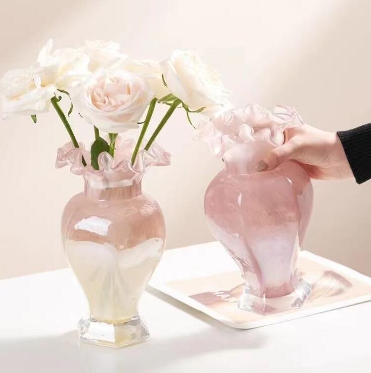 商品詳細 商品内容 花瓶 商品特徴 花瓶 仕様 付属品：無し 素材: ガラス 生産国：中国 サイズ サイズ（cm）： 写真の通り ●形、色、質感が、商品ページ上と実物で異なって見える場合がございます。予めご了承くださいませ。 商品について： ※製造中（縫製、染色など）により商品において色味や柄、サイズに若干の誤差や、生地を織る際に糸の継ぎ目や多少のほつれ等が生じる場合がございますが、品質上の問題ではございませんのでご了承の上お買い求めくださいませ。 ※手作り商品でございますから、画像と若干異なる場合も御座います。 ※モデルに使用している小物、アクセサリ等はセット内容に含まれません。 ※発送上の状態によって商品がシワになる場合がございます。予めご了承くださいませ。 発送について： ※在庫確認、配送状況、休日を間にする事により、予定より遅くなる可能性がございます。 ※当店ではラッピングのサービスを行っておりません、ご了承くださいませ。 メールについて： ※メール返信とご注文対応は、平日10：00〜18：00頃に対応しております。 ※携帯メールでの登録は迷惑メールによりメールが届かない場合がございます。 返品について： ※返品ご希望の際は商品到着から7日以内に必ず当店までご連絡をお願いいたします。 ※ご連絡がない場合の返品はご遠慮ください。 ※ご連絡を頂けましたらスムーズに対応できますので、ご協力いただけますようお願い申し上げます。送料について※★複数在庫、追加可、何点でも同梱配送は可能です。北海道・沖縄・離島への配送は商品によって異なる別途送料がかかります。