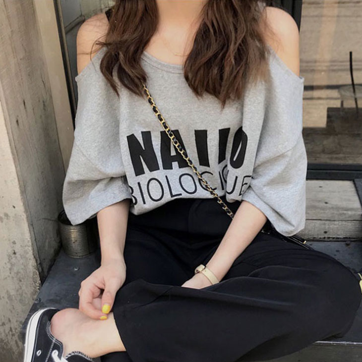 Rakuten - 送料無料 セクシー かわいい レディース オフショルダー 半袖 ロゴ Tシャツ 春 夏 カジュアル トップス 肩出し 肩開き ゆったり 韓国ファッション