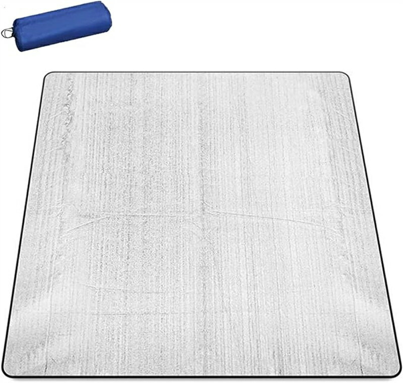 アウトドアを快適にするための頼れるアイテムです。厚手のアルミシートは、2mmの厚みで優れた断熱性を誇り、寒さや暑さから身を守ります。キャンプやピクニック、アウトドアトレーニング、車中泊など、様々なシーンで活躍します。サイズがあるから2人用〜大人数に対応できます。折りたたんで収納することができるため、持ち運びにも便利です。便利な収納袋がついています。 レジャー以外にも、カーペットの下の断熱材や子供用プレイマット、防災用品などに適しています。 アウトドア活動においては、登山やキャンプ、釣りだけでなく、ハイキングやスポーツ観戦時にも利用可能です。地面やシートに敷いたり、直射日光を避けたり、寒さから保護するのに役立ちます。 キャンプ時には、テント内で寝袋の下にインナーマットとしても使用可能で、体温を保って快適に過ごせます。撥水加工が施されており、雨や汚れに強く、速乾性に優れています。 湿気を徹底的にシャットアウトし、長時間座っていても濡れません。急な雨に見舞われた場合、傘としても使用可能です。 汚れがついた際は、水洗いするか布で拭くだけで手入れが簡単です。地震や津波などの緊急時には、屋外や避難所での宿泊や車中泊に適しており、寒さから体を守ります。 炎天下では光を反射し、高温を防ぐ効果もあります。緊急時の備えとしても有用です。