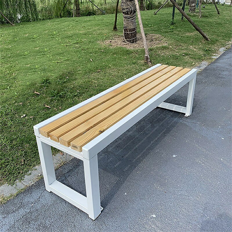 屋外 休憩所 ガーデンベンチは高級無垢材輸入防錆パイン材を使用しており、強靭で耐久性に優れています。 環境に優しい塗料を採用し、無臭、安全で健康的ですので、安心してお使いいただけます。 パークベンチ 屋外実用性と快適性を考慮した北欧スタイルのシンプルなデザイン。 無駄な衝突を避けながら、しっかりとした安全性を確保した設計構造で、ご家族で快適な余暇をお過ごしいただけます。 屋外 ベンチ科学的に設計されたガルバリウム鋼板フレームと無垢材により、ベンチは頑丈で耐荷重性に優れています。 補強されたクロスバーとプルバー構造がベンチの耐久性をさらに高め、安心して長くお使いいただけます。 商品名：休憩所 ガーデンベンチ 材質：無垢材 サイズ ：幅1m , 幅1.2m , 幅1.5m , 幅1.8m パッケージ内容 ： 屋外 ガーデンベンチ*1 ガーデンベンチ 木製 バルコニーベンチ 公園ベンチ