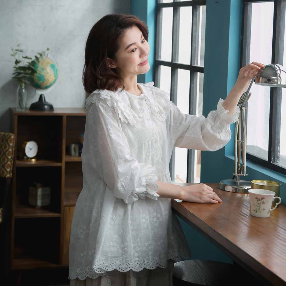 【完売御礼】 ブラウス 丸襟 ゴージャス 北欧風 スカラップレース 【全2色【 オフホワイト 白色 】 七分袖 コットン100% 綿100% 天然素材 前開き ボタン留め レイヤード 春服 春物 春用 春夏 夏服 夏物 夏用のサムネイル