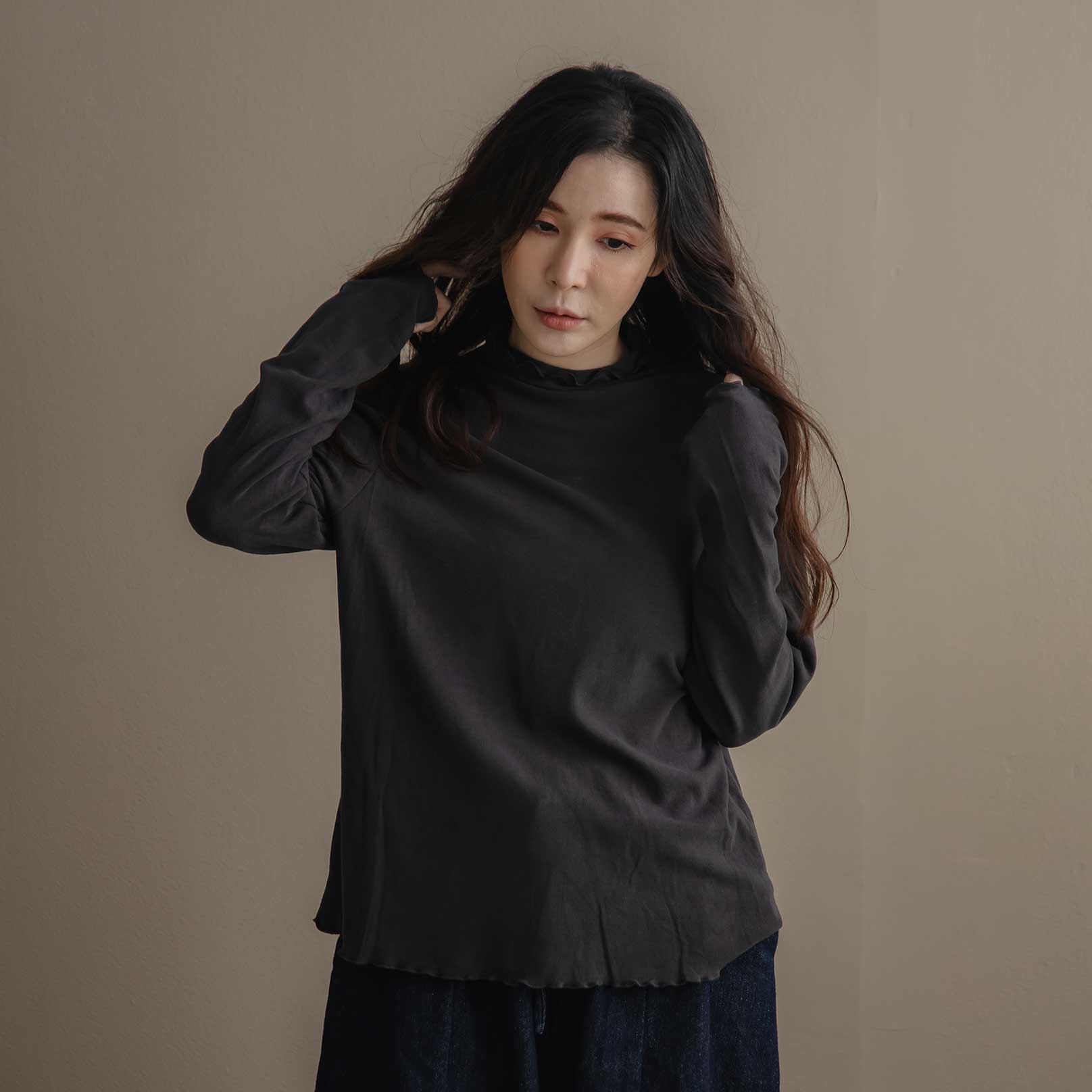 黒よりも優しく白よりも深く、都会的な洗練を纏う知性のダークグレー。【 全9色 】上代 ¥4,880 (税込)