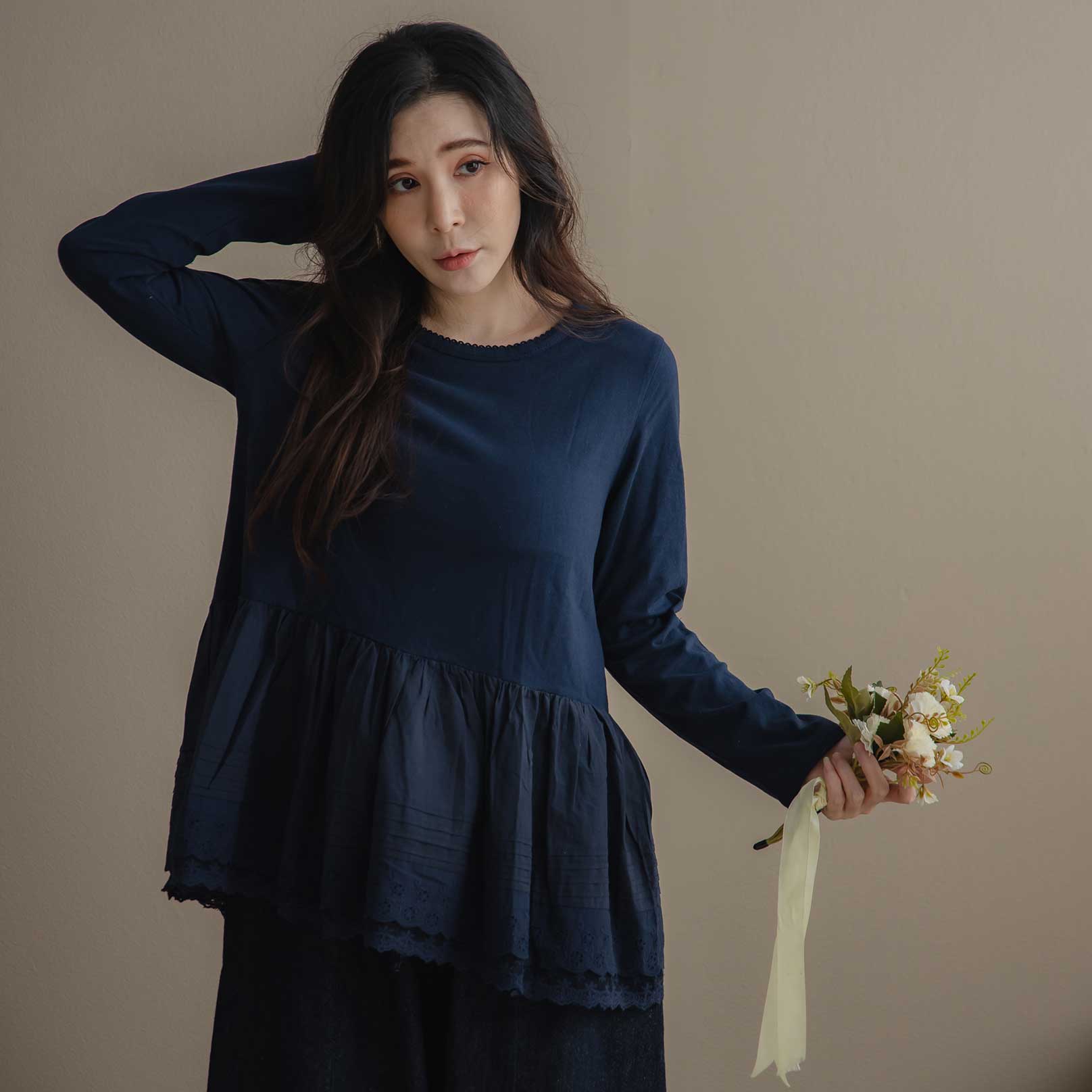 いつものコーデに「知性」をひとさじ。裾から覗く、ネイビーレースの魔法。【 全3色 】上代 ¥4,980 (税込)