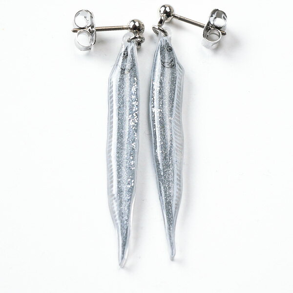 リュネット 手描き まっすぐ 立泳ぎ 太刀魚 ペア チタンピアス (イヤリング可) P87493