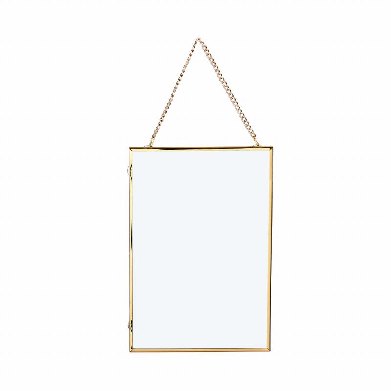 ガラスフレームS　ベース。ゴールドの縁がエレガントなガラスプレート。繊細さと透明感があるので余白も楽しめるアレンジベースです。チェーンの位置を付け替える事が出来るので、横向きでも飾れます。【商品詳細】サイズ：幅 約13×高さ 約19／全高 約27cm素材 : 鉄、 ガラス内容量 : 1コ色相：黄／金【ご注意】・ご使用のモニターにより、色味が異なって見える場合があります。・参考画像の家具や飾りなどは付属いたしません。