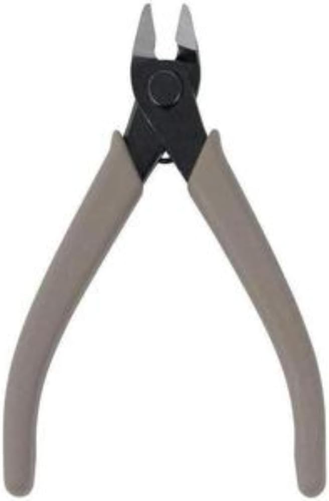 プラモデル作りの必需品、BANDAI SPIRITS 公式ニッパーがついに登場! これさえあれば、誰でも今日からプラモデビュー! プラモデル入門者にオススメのベーシックな仕様で、4色のグリップカラーをラインアップ!