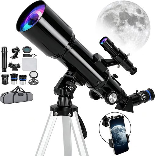70mm 大口径で明るくクリアな視界を提供します: 天体望遠鏡は70mmの大口径を備えており、光吸収面積を拡大し、より多くの光を取り込み、明るくクリアな視界を実現します。子供や初心者でもはっきりした画像を得ることができます。大口径はより多くの光をキャプチャし、高透過率の光学レンズは光透過率を向上させ、光の反射を減らすため、望遠鏡はより明るく鮮明な画像を提供します。 焦点距離400mmと最大120倍の高倍率ズーム: 焦点距離400mmと各種接眼レンズとの組み合わせにより、屈折式望遠鏡には2つの接眼レンズが付属しています(10mmと25mm)、自由に倍率を選択できます。また倍率を3倍にする「バローレンズ」が付属します。組み合わせ次第で16倍〜120倍まで調整可能です。月を観察したり惑星を見たりする場合でも、屈折式望遠鏡は客様のニーズに対応します。 アルミ合金伸縮式三脚で持ち運び便利: 天体望遠鏡にはアルミニウム合金製の三脚、三脚調整可能高さ41~130cm、子供から大人まで、自分の天体望遠鏡を最適な高さに調整できます。この折りたたみ式で三脚は持ち運びに便利な設計は、さまざまな観察角度に迅速かつ簡単に調整できます。