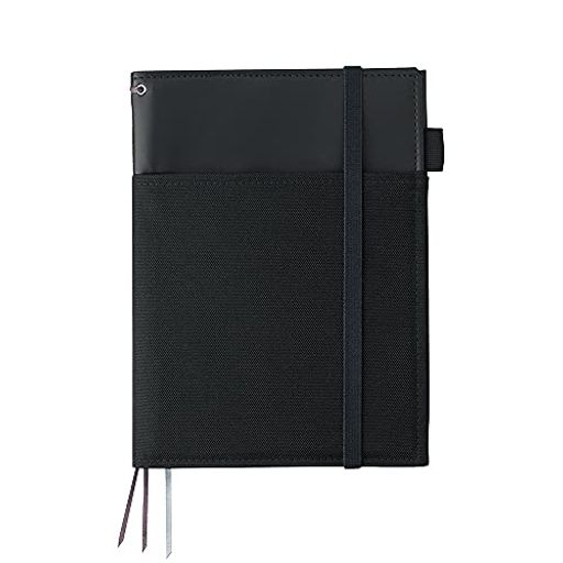 ノートサイズ:3号(A5) 製本様式:ツインリングとじ 罫内容:中横罫(エッジタイトル罫入り) 表紙にははっ水加工を施した、耐久性のある素材を採用しました。 ノートやスケジュール帳などの2冊収容に適したカバーノートです。 収容幅が広く、リングノートをはじめ、厚手のノートやメモパッドも収容可能です。 表紙ポケットには筆記具や付箋など、ノートと一緒に利用する頻度の高い小物がまとめて収容できます。