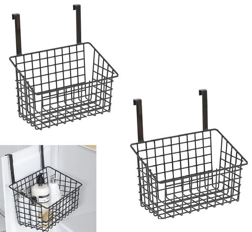 商品仕様:素材:炭素鋼、セット内容:2個セット。1個サイズ:長23cm*幅11cm*高16cm。(ドア枠の厚さが2cm以下の場合に使用可能。) 優れた材質:本商品は強度のある炭素鋼素材を使用したドア掛け収納ラックです。炭素鋼素材は硬度が高く、曲がりにくい特長があります。重い物を置いても安定しやすく、収納力をしっかり支えます。また衝撃にも強く、日常の出し入れによる負担にも対応できます。表面には防錆加工を施しており、水気のある場所でも使用できます。家庭用収納として安心して使える実用的なドア掛け収納ラックです。 実用的な吊り下げ設計:上部のフック部分をドアパネルに直接取り付けて使用できます。特別な工具は必要ありません。穴あけ作業が不要なため、壁やドアを傷つけずに使用できます。構造がしっかりしており、ドアの開閉時に移動しにくいです。取り外しも簡単なので、掃除や位置変更もスムーズに行えます。賃貸住宅やレイアウトを頻繁に調整する家庭に最適です。 省スペースと通気性:縦方向の空間を活用できる設計で、床面や台面のスペースを占有せず、空間の有効活用を実現します。