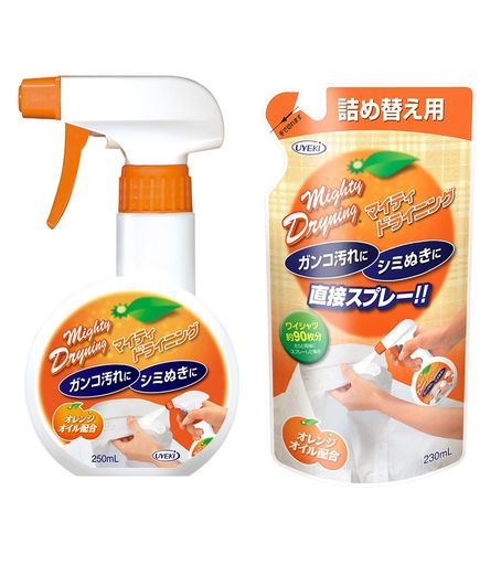 洗濯機洗い 高洗浄力 オレンジパワーでエリ・そでのガンコな汚れを落とします。エリやそで口などの気になる汚れの部分洗いに。 シュッと吹き付け洗濯機で洗うだけで、オレンジオイルがしつこい汚れをしっかり落とします。 天然原料使用ですから、手肌にやさしく環境面も。 【内容量】本体250ml+詰め替え230mlx2個 【原産国】日本