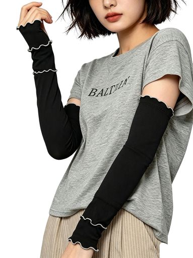 【ひんやり接触冷感&amp;UVカット】アイスシルク素材を採用したアームカバーです。腕に通した瞬間から「ひんやり」とした冷感を実感。さらにUVカット機能付きで、夏の強い日差しから腕をしっかり守ります。日焼け対策・紫外線対策としても最適です。 【かわいいフリル袖口+親指穴付きで指先までカバー】袖口は上品なギャザーフリルデザイン。女性らしさをプラスしながら、二の腕や手首周りを優しく包みます。さらに親指穴付き(フィンガーホール)なので、手の甲や指先までしっかり日焼けを防げます。スマホ操作もそのまま可能です。 【弾力ゴム仕様でずり落ちを防止】腕の付け口は弾力のあるゴムバンドを採用。きつくなく適度なホールド感で、しっかりフィットします。長時間の着用や動きの多いシーンでもずり落ちにくく、ストレスフリーでご使用いただけます。 【吸汗速乾・通気性抜群でムレない】薄手で軽量なアイスシルク生地は、吸汗速乾性と通気性に優れています。汗をかいてもすぐに乾き、べたつきやムレを防止。真夏のドライブ・通勤・通学はもちろん、スポーツやアウトドアでも快適に過ごせます。