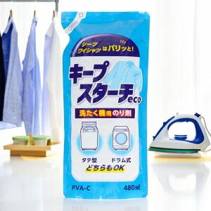 商品名：大阪糊本舗 キープスターチeco 480mL 洗たく機用のり剤内容量：480mLJANコード：4970106000777発売元、製造元、輸入元又は販売元：大阪糊本舗原産国：日本商品番号：101-r001-4970106000777■商品説明プラスチックの廃棄削減の為に本体は販売しておりません。市販の清潔な容器に詰め替えての使用をお勧めいたします。■使用方法洗濯機の場合ドラム式洗濯機1→2→3→5の順で行うタテ型洗濯機2→3→4→5の順で行う1.本品を適量、水1Lに薄めドラム内に入れる。2.のり付けする衣類を洗濯機に入れる。3.「洗濯」10分と「脱水」1分で洗濯開始する。(水位が調整できる場合は低めにする。)4.洗濯・脱水槽に水がたまったら一時停止し本品を適量、水面に入れ洗濯を再開する。5.洗濯終了後、すぐ衣類を出し、洗濯槽・脱水槽・ドラムに付いた糊を水で洗い流す※洗濯機の取扱説明書に従ってください。■使用方法洗いおけの場合1.衣類がつかる量の水に本品を適量入れ溶かす。2.衣類をひたし軽く押し、全体にいきわたらせる。3.軽く脱水する。■ 標準使用量の目安（1枚あたり）・ワイシャツ、ブラウス、ポロシャツ、Tシャツ：5～10mL・シーツ、浴衣、カバー類、スカート、ズボン：15～30mL使用量を加減し、硬さを調節してください使用上の注意誤飲、誤使用を防ぐため置き場に注意する。●低温(0℃)以下で保存しない。● 洗濯機の投入口に本製品は入れない。● のり付けした衣類を洗濯機で乾燥しない。洗濯機にのりが残ると故障原因になります。●まれに固まりが出てくることがありますが、液が固まったものです原液が衣類・干し場・素肌についたときは固まらないうちに水で洗い流す。●目に入った場合はよく水ですすぎ、飲み込んだ場合は水を飲ませ、医師に相談する。広告文責：アットライフ株式会社TEL 050-3196-1510※商品パッケージは変更の場合あり。メーカー欠品または完売の際、キャンセルをお願いすることがあります。ご了承ください。
