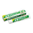 【商品説明】クリーム状でチューブから出しやすく、入れ歯全体にまんべんなく広がり、装着が簡単です。brチューブの出し口がうすく幅広になっているので、適量を塗ることができます。brだ液などの水分を含むと粘着力を出し、すぐれた安定力を発揮します。br部分入れ歯にも使える、食べ物の味を変えない無添加の安定剤です。商品サイズ：195×32×37成分：ナトリウム カルシウム メトキシエチレン無水マレイン酸共重合体塩 白色ワセリン カルボキシメチルセルロース 軽質流動パラフィンご使用上の注意等：長期運用しないでください。運用する場合には歯科医師に相談してください。（歯ぐきがやせる、かみあわせが悪くなることがあります）br次の場合は直ちに使用を中止し、この文書を持って医師・歯科医師又は薬剤師に相談してください。br本品の使用中又は使用後に発疹・発赤・かゆみ・はれ等の症状が現れた場合br継続的な下痢や便秘の症状又は増強が見られた場合br歯ぐきがやせる等により不適合になった入れ歯を本品で安定させるのは一時的な場合とし、できるだけ早く歯科医師に入れ歯の調整を相談してください。brプラスチック床・金属床の入れ歯に使用できます。（特殊な素材の入れ歯には使用できない場合があります）br本品はブリッジ・さし歯・一部の部分入れ歯には使用できません。小児や第三者の監督が必要な方の見えないところ及び手の届かないところに保管してください。 直射日光の当たらない涼しく乾燥した場所に、キャップをしっかりしめて保管してください。（本品の成分が分離することがあります） 冷蔵庫等の低温下で保管すると本品が固くなり絞り出しにくくなります。絞り出しにくくなった場合は、18 28℃まで温めることで改善します。 入れ歯の表面に水分が残ったままの状態で塗布するなどし、チューブのしぼり出し口を濡れたまま放置すると、内容物が固まって出せなくなる場合があります。キャップとチューブのしぼり出し口に水分をつけないようご注意ください。原産国：アイルランド発売元、製造元、輸入元又は販売元：グラクソ・スミスクライン株式会社 〒151 8766 東京都渋谷区千駄ヶ谷4 6 15 お客様窓口 03 5786 5013区分：医療機器JANコード：4901080703415広告文責：アットライフ株式会社TEL 050-3196-1510※商品パッケージは変更の場合あり。メーカー欠品または完売の際、キャンセルをお願いすることがあります。ご了承ください。