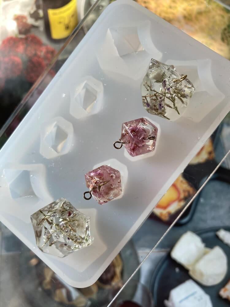 シリコンモールド レジン 鉱石 宝石 石 結晶 アクセサリー パーツ チャーム キーホ...