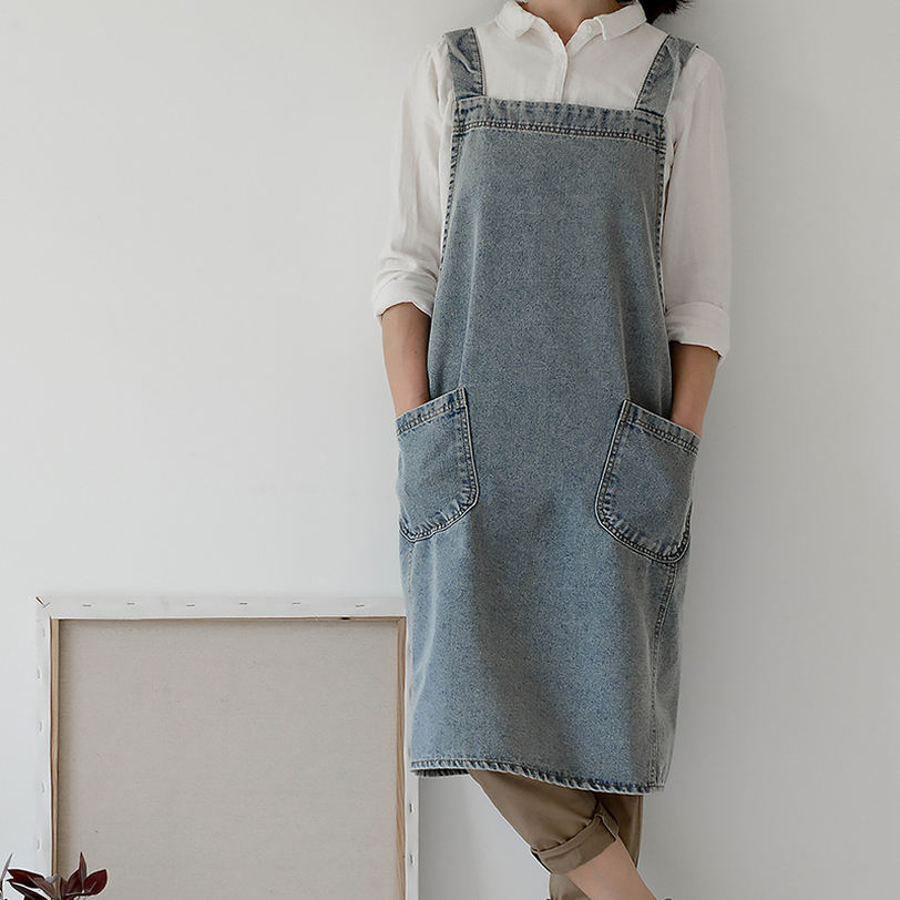 メイン素材：綿・コットン■【商品説明】：Size=着丈(肩ベルトは含まれていません)：約85cm*横幅：約105cm 素材：綿■【便利性があり】動きやすく、スッポリ、着脱のしやすさにこだわったワークエプロンは、キッチンや自宅でのガーデンエプロンとしての作業はもちろん、カフェでの業務用ユニフォームとしてもおすすめできるエプロンです。■【エプロン】お洒落なデニムエプロン♪シンプルですが、どこかおしゃれに可愛く見せてくれるデニムの風合いはメンズ,レディース男女問わないデザイン性。■【さまざまな用途に対応可能】エプロンは場所を選ばず、どんなシーンでも気軽にご使用いただけます。キッチン、ガーデニング、日曜大工等の家庭内から、カフェ、保育園、飲食店やスーパー、イベント会場、料理教室などのビジネスでもピッタリフィットします。■※注：商品写真はできる限り実物の色に近づけるよう撮影しておりますが、お客様のお使いのモニター設定、お部屋の照明等により実際の商品と色味が異なる場合がございます。ハンドメイドの為、多少のサイズ誤差があります。【商品説明】 サイズ：Size=着丈(肩ベルトは含まれていません)：約85cm*横幅：約105cm 素材：綿 素材の特性として通気性も高く、快適な着心地。素材の特性上、しわが寄ることは避けられない為、アイロンがけまたは洗濯後生地を伸ばしてしわ防止等ご対応ください。 【特徴】 ビブエプロンなので、上半身から下半身までを覆えます。衣類に汚れが付くのを防げるので、料理から掃除まで幅広い用途に使えます。大切な方へのプレゼントや母の日の贈り物にもオススメです。 【様々なシーンで大活躍】 家事だけでなく絵を描いたり、ガーデニングの時などにも大活躍！上半身の汚れからもしっかりガードします！リネン素材で柔らかく身幅の調節も可能なのでどんな動きにも突っ張ることなくフィットします。 【便利性があり】シンプルなンデザインのエプロンですから、直接に着ることができます。着脱が簡単です。エプロンの前には2つのポケトがあり、小物の収納にとっても便利。ポケット付きなのでどんな場面でも重宝します 【簡単お手入れ♪】 ご自宅で洗濯が可能です。(シワや色落ちが生じることがあります。過度な洗濯や脱水等にはご注意ください) ※ ご覧になっているモニター・PC環境により実際の商品と色味が異なって見える場合がございます。ハンドメイドの為、多少のサイズ誤差があります。以下内容は照会専用であり、製品詳細説明ではありません。実際の状況エプロン 袖あり エプロン 袖あり レディース エプロン 袖 エプロン 速乾 エプロンそであり 親子 おそろい エプロン 保育士エプロンながそで長袖 エプロン タオル エプロン タオル地 エプロン タオル 保育園 エプロン タオル掛け付き エプロンエプロン 白 エプロン 小学生 男の子 エプロン 小学生 エプロン 小学生 女の子 エプロン シンプル エプロン エプロン ストライプ エプロン 子供 エプロン エプロン スモック エプロン エプロン 布 保育園 エプロン 花柄 エプロン 麻エプロン 長袖 エプロン ナイロン エプロン 長袖 大人 エプロン ナース エプロン 長袖 レディース エプロン 紐なし エプロン しわになりにくい しわにならないエプロン エプロン ニシキ エプロン ニコアンド エプロン 布 エプロン 濡れないエプロン 後ろクロス エプロン かっほうぎ エプロン おしゃれ おりこうエプロン エプロン 絵本 エプロン 柄 エプロン エッチ エプロン エドウィン エプロン 絵本 保育士 絵 エプロン 柄 エプロン エプロン 男の子 エプロン 女の子エプロン あったかエプロン 裏ボア あったかエプロン エプロン 犬 エプロン インク エプロン 飲食店 エプロン 犬柄 エプロン いちご柄 使い捨てエプロン エプロン 裏起毛 エプロン 後ろボタン エプロン 裏ボア エプロン うさぎエプロン 使い捨てエプロン ベビー 紙エプロン 使い捨て 大人 エプロン エプロン エプロン エプロン エプロン 虎 エプロン エプロン 保育士エプロン 子供 エプロン 女の子 子供 エプロン 男の子 エプロン 花柄 エプロン ノーアイロン