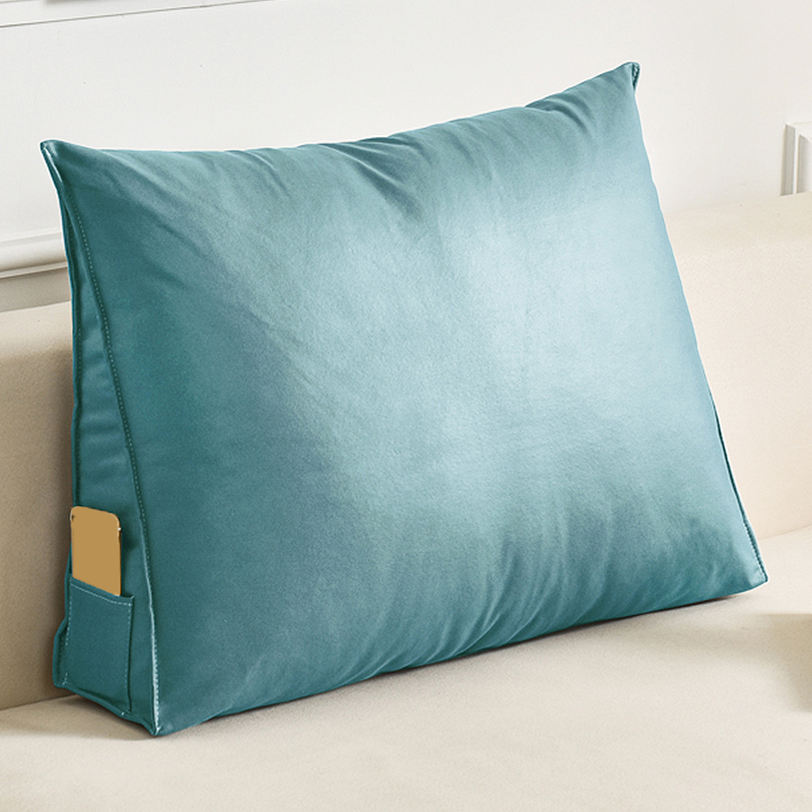 メイン素材：布【サイズ】（長さ*高さ*厚さ）：60*50*20cm 、70*50*20cm 、80*50*20cm 、90*50*20cm 、100*50*20cm 、120*50*20cm【人間工学に基づいたデザイン】人体工学に基づく設計:楔形枕は人体工学に基づいて設計され、同時に腰、背中、首、頭を科学的に完全に支持し、座り方を大幅に改善した。同時に腰部に異なる外物の耐性を提供し、腰部の圧力をできるだけ軽減する。【ポケット付・洗濯可】スマホやリモコンを収納できるサイドポケット付き。 カバーは取り外せお手入れがラク洗濯機で洗える。【和室にも洋室にもインテリアにとけ込む】無地のナチュラルなデザインで、畳のお部屋から人気の北欧テイストまで、どんな空間にも馴染みます。 【ギフトやプレゼントに】便利な三角クッションは、さまざまな方に喜ばれる贈り物です。兄弟・姉妹などのご家族やお友達、彼氏、彼女への誕生日プレゼント、新築祝い、新居への引越し祝いなどの贈答品としていかがでしょうか？【この枕は様々な場所に適しています】ソファ、ベッド、畳、床、長椅子、特にヘッドボードのないベッドに適しています。ベッドで読書する方にお勧めのクッションです。三角形のクッションが背中にフィットし、長時間の読書で背中への負担を軽減します。北欧風のおしゃれなデザイン クッション、枕、背もたれ、腰枕、足枕など幅広い用途で使える。 【背もたれクッション】 リラックスして座るときの負担を和らげます。読書＆スマホ操作が楽になります。 【読書用クッション】 壁、ベッド、ソファにもたれて、本を読んだっり、テレビを見たり。 【うつ伏せクッション】 うつ伏せで使えばごろ寝クッションに。くつろぎタイムにどうぞ。 ごろっと横になったり、うつ伏せしたりしてスマホを見ても丁度良い角度です。 【足上げクッション】 リラックス時に、足を上げて足枕も使えます。 【普通の枕として】 位置を調整してお好みの傾斜で眠れます。 【商品の特徴】 ● 体にフィットするデザイン。 ● 読書やテレビ観賞など、背もたれとして上半身を起こしたい時に便利。 ● 好きな寝姿勢に合わせます。背中のいい支えになり、頭の先から足の先に至るまでいい気持ちと感じさせます。 ● また、クッションを倒して、ひざの裏側に敷いてサポートアイテムとしてもGood。 ● ベッドの上だけでなく室内のお好きな場所で使えます。 ● タテでもヨコにしても使える存在感のあるクッションです。 ● 祖父母、両親、おじさん、おばさん、友達、彼女への誕生日プレゼントとして使用でき、あなたの愛する人が簡単に人生を楽しむことができます！ 【ご注意】 ※ サイズ表記は目安です。若干の誤差(約1 - 2cm前後)がある場合がございます。誤差はご了承ください。 ※ ご覧のモニターの環境、撮影環境により実物と色味が異なって見える場合が御座います。以下内容は照会専用であり、製品詳細説明ではありません。実際の状況腰枕 背もたれクッション 腰当てクッション 低反発腰クッション ベッドバックサポート 多機能腰まくら 体圧分散 倒れない 猫 長い枕 まくら 読書 デスク デスクワーク ダイニング ピンク 固め 疲れない リラックス 座り仕事 敬老の日 プレゼント ギフト 母の日背もたれ クッション ベッドの上 自立 椅子 ソファ 大きい 三角 ズレない 背凭れ ベッド 腰枕 背当て オフィス 椅子用クッション背もたれ ソファー用 サポート 腰枕 車用クッション 折りたたみ おすすめ オフィスチェア 腰クッション 旅行 レザー 高反発 持ち運び