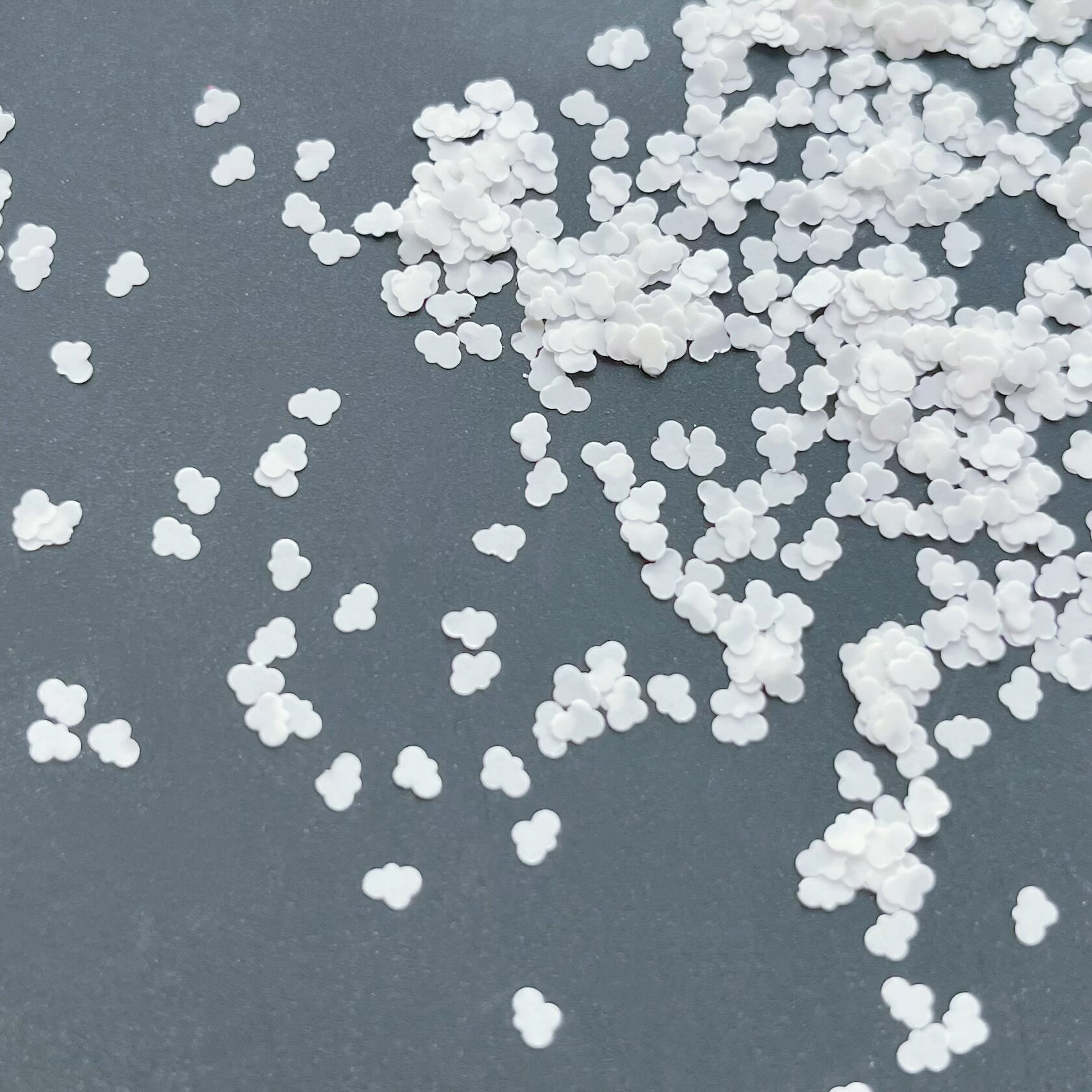 【封入パーツ】雲のホログラム ホワイト ネイルパーツ 白 くも 封入素材 貼り付けパーツ デコレーション ネイル アクセサリー 青空作品 レジン シェイカー シャカシャカ デコパーツ オルゴナイト 装飾 UVレジン LEDレジン 手芸 クラフト ハンドメイド《選べる2サイズ》 2