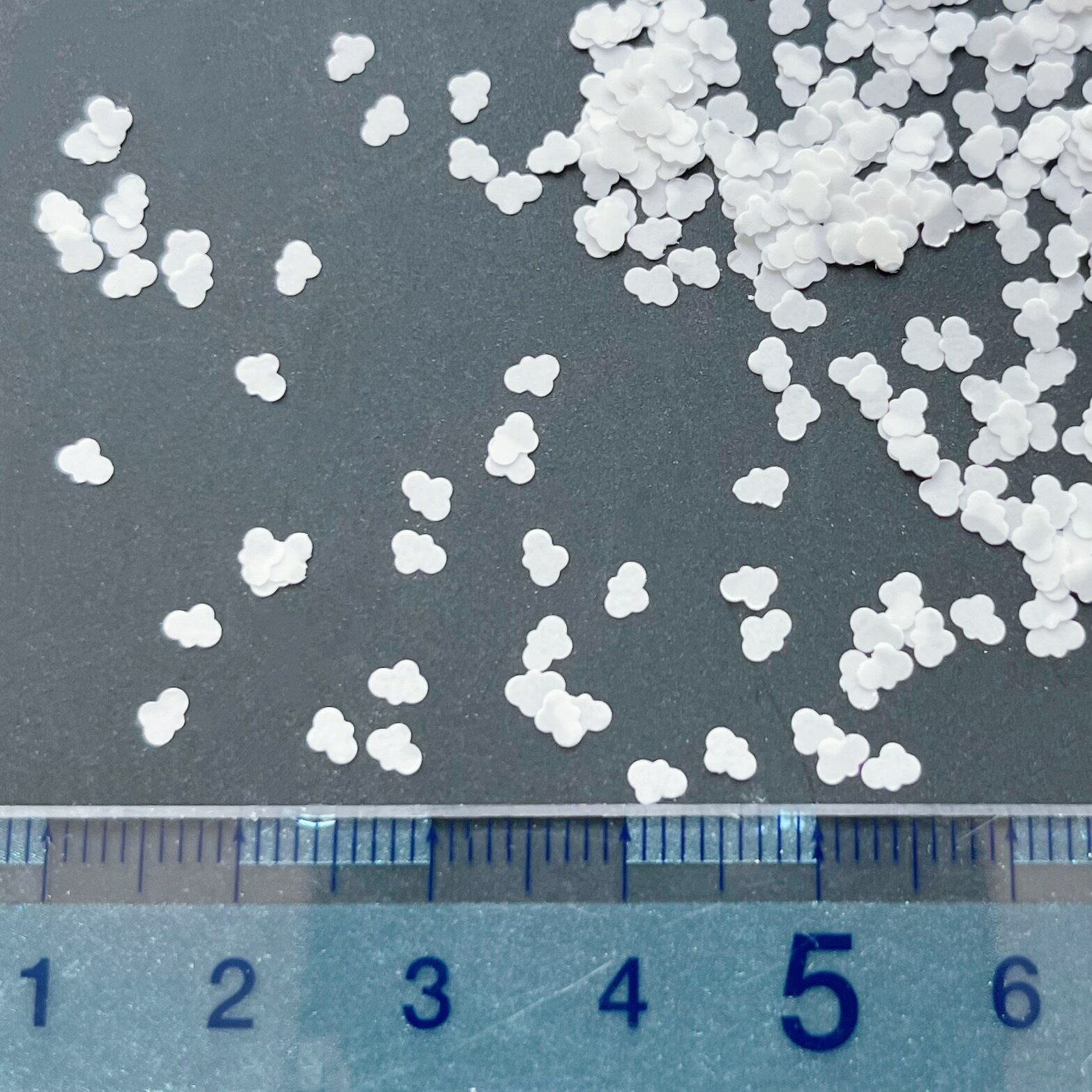 【封入パーツ】雲のホログラム ホワイト ネイルパーツ 白 くも 封入素材 貼り付けパーツ デコレーション ネイル アクセサリー 青空作品 レジン シェイカー シャカシャカ デコパーツ オルゴナイト 装飾 UVレジン LEDレジン 手芸 クラフト ハンドメイド《選べる2サイズ》 3