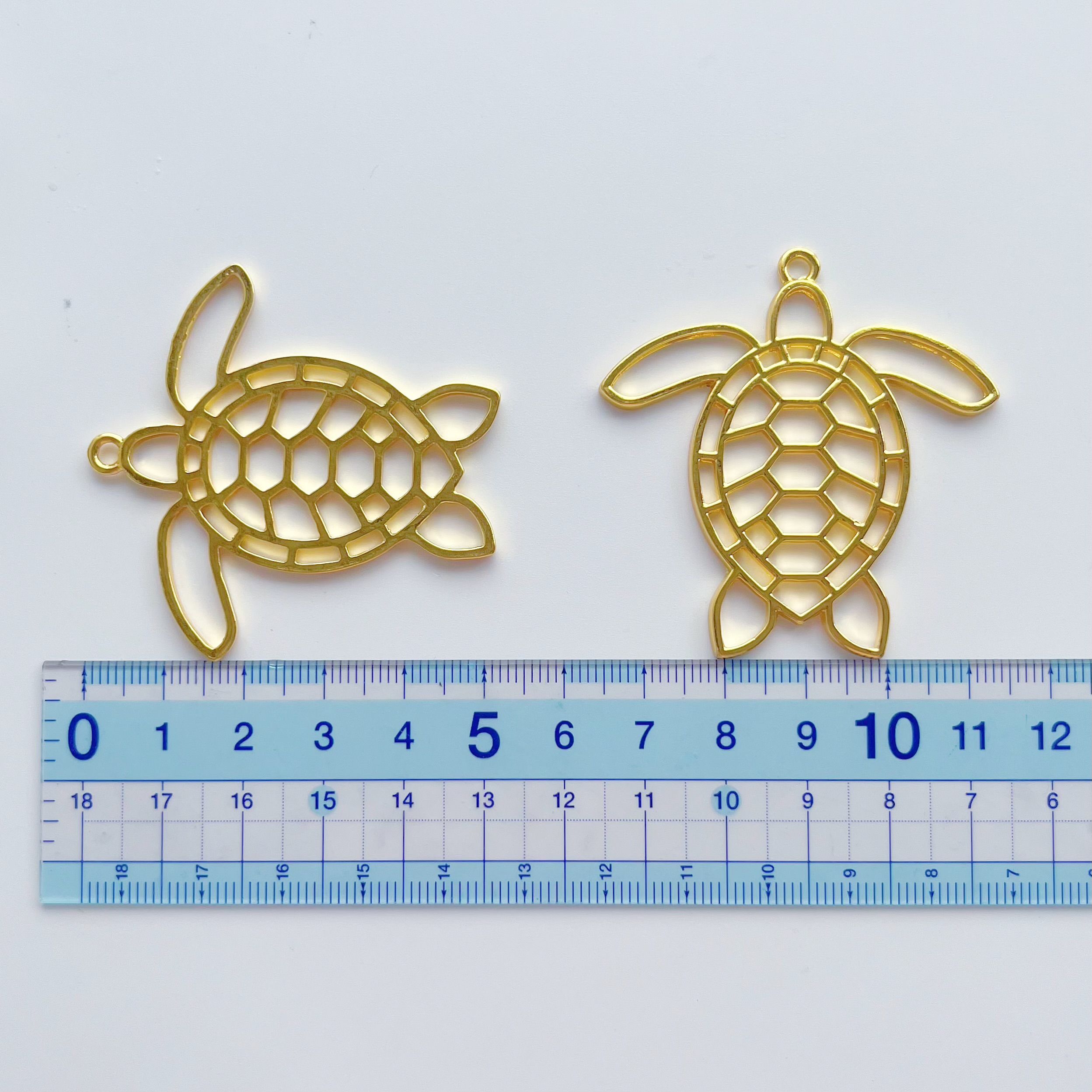 【空枠】ウミガメ 2個 ホヌ レジン枠 かめ ハワイ キーホルダー ゴールド バックチャーム 夏 海の生き物 海亀 水族館 海 守り神 summer sea マリン 通し穴付き レジンパーツ パーツ 金具 資材 アクセサリー キッズ 手芸 クラフト ハンドメイド 手作り