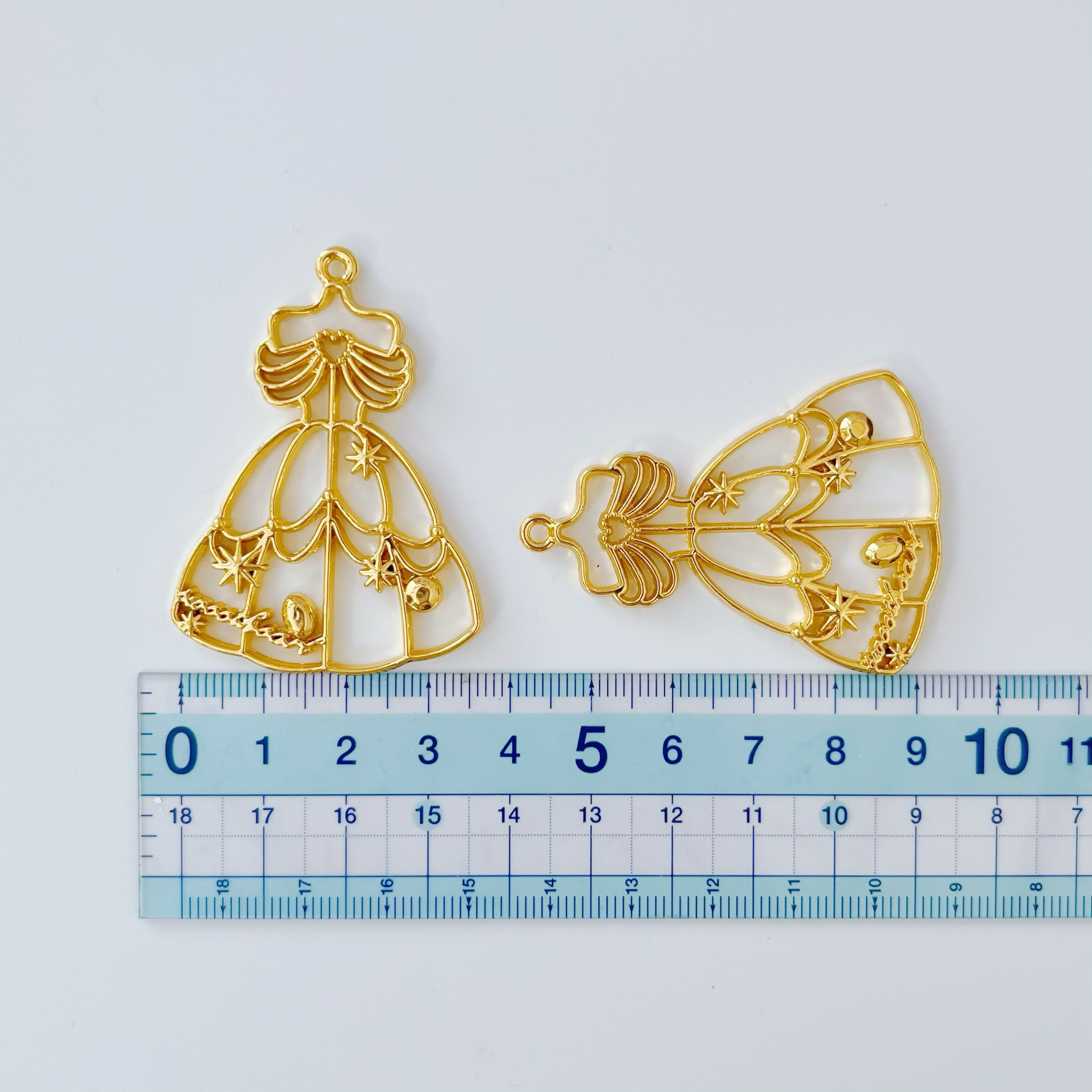 【空枠】プリンセス ドレス 2個 プリンセス プリンセスパーツ レジン枠 コスチューム ゴールド お姫様 ワンピース 女の子 フレーム レジンパーツ フレームチャーム パーツ 金具 資材 アクセサリー キーホルダー 手芸 クラフト ハンドメイド 手作り 夢の国 憧れ 通園 通学
