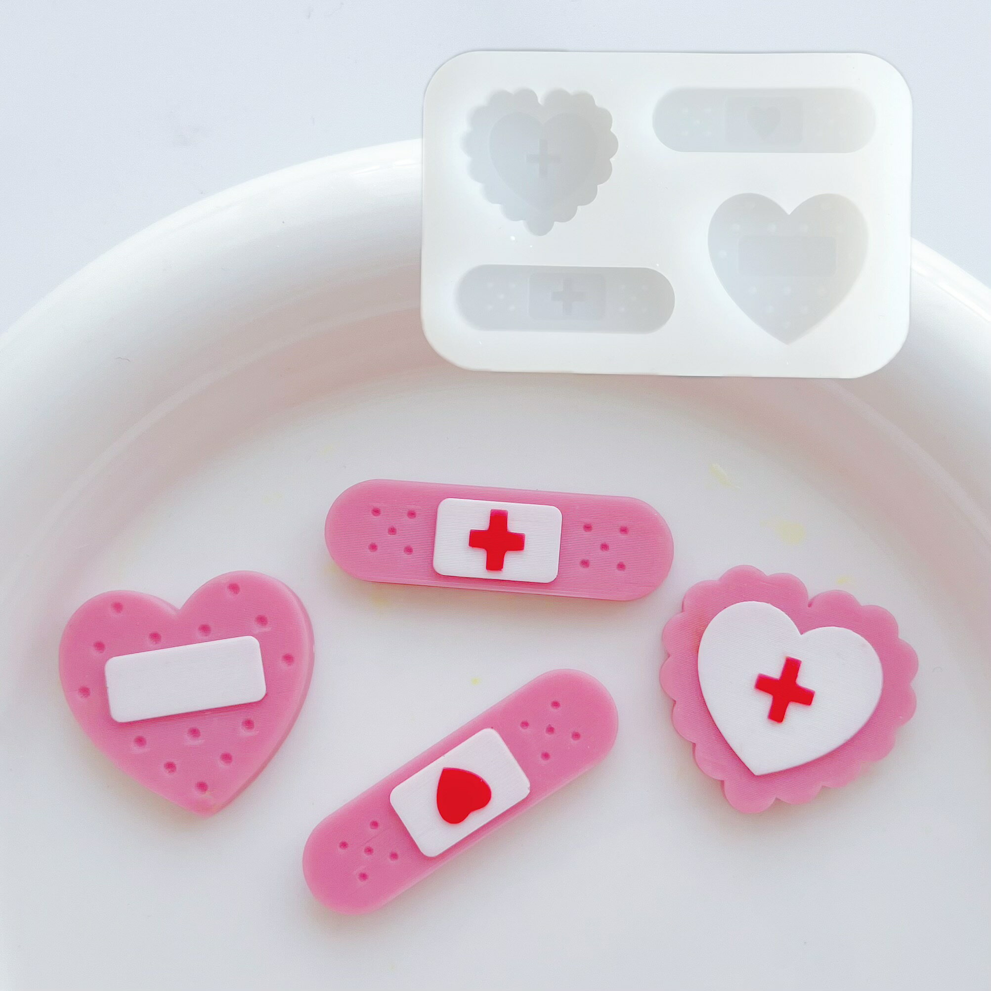 【シリコンモールド A0026】 4種類の絆創膏 デコパーツ お薬 貼り付けパーツ トレカデコ 推し活 アクセサリー キーホルダー 病み 癒される トレカケース シリコンモールド レジン型 UVレジン 手芸 クラフト 粘土型 ハンドメイド 手作り(3)