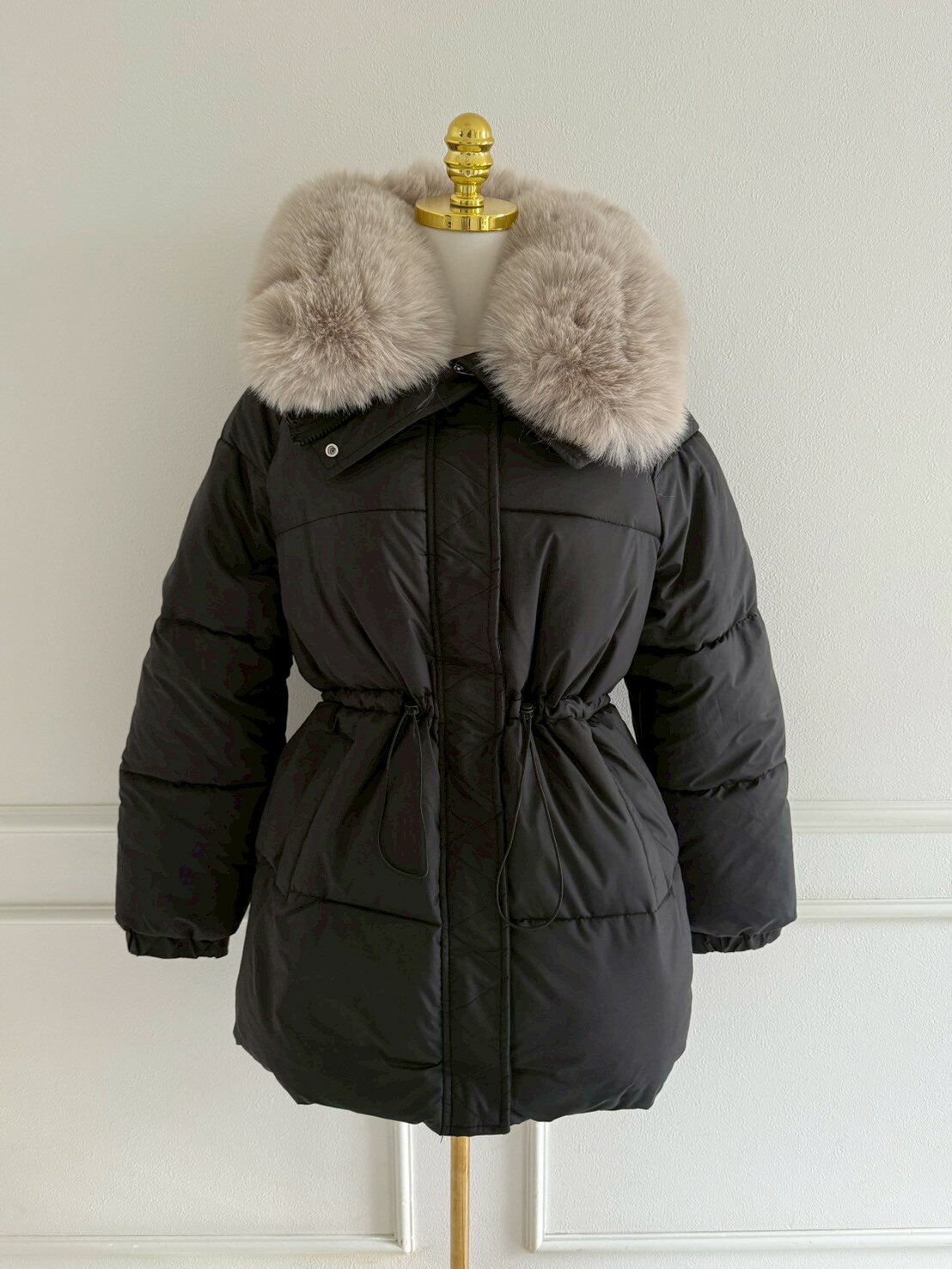 【極暖 贅沢ファー中綿ジャケット/ミドル丈(kk11004)】トップス レディース フード オーバー ベージュ ブラック 高見え 美ライン 楽ちん 体型カバー ダウン ダウンジャケット myu ミュウ