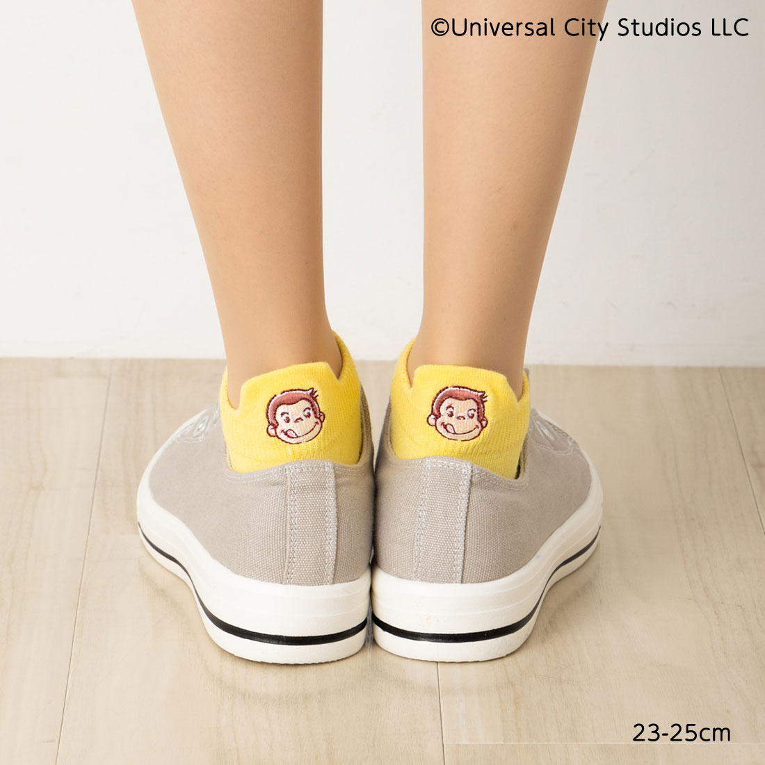 後ろ おさるのジョージ 刺繍 スニーカー丈ソックス 黄色 23-25cm 靴下 レディース ユニバーサルスタジオ 福助 fk-351-14f2-500のサムネイル