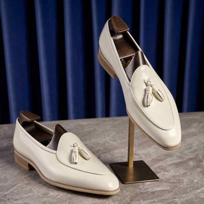 ローファー メンズ 紳士靴 シューズ タッセル おしゃれ 光沢 スリッポン 革 フォーマル カジュアル 白 黒