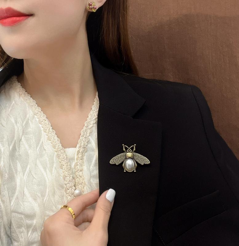 レトロ 蜂 ブローチ アクセサリー キュート エレガント 入学式 卒業式 上品 ギフト レディース ファッション