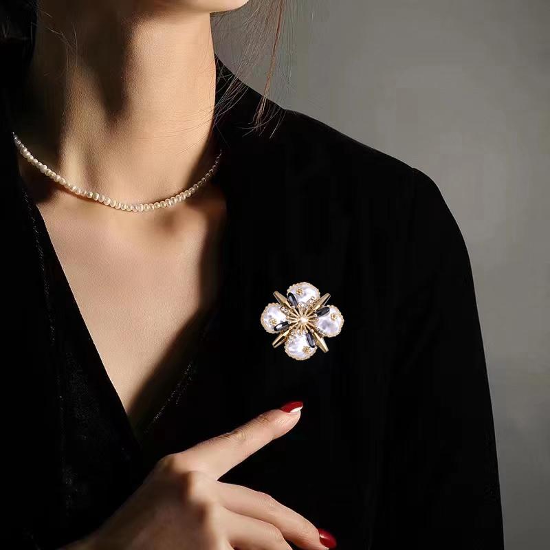 ブローチ レディース おしゃれ レトロ フェイク バロックパール コサージュ 四つ葉 クローバー ピン バックル バッジ