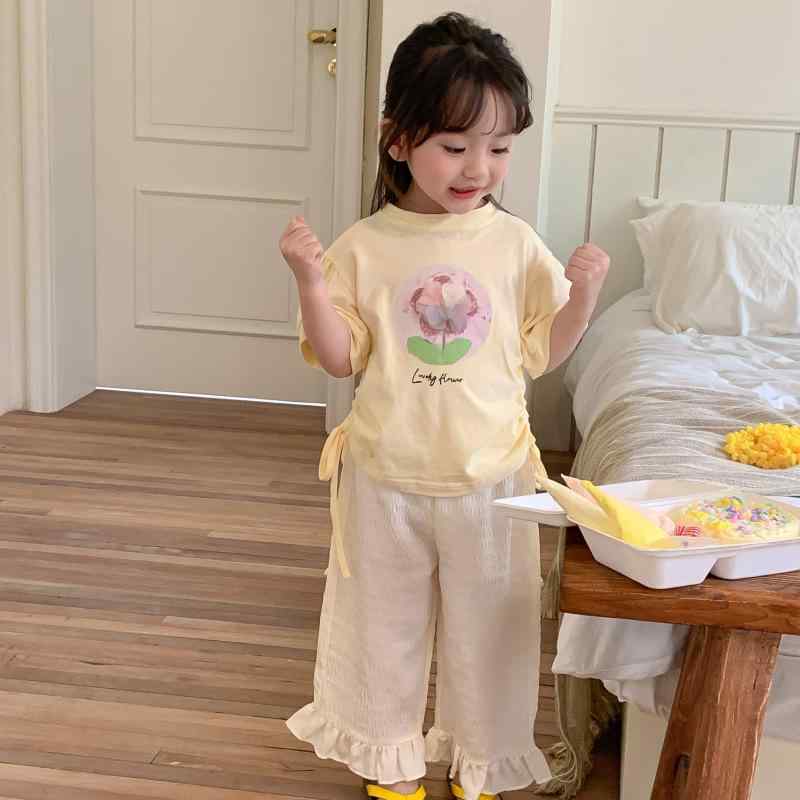 ・カテゴリ: 子供用セットアップ・対象: ガールズ・スタイル: 韓国風・セット内容: トップス、パンツ（2点セット）・袖丈: 半袖・パンツ丈: ロングパンツ・厚さ: 薄手・柄: 無地・素材: 綿 95%・安全基準: A類・着用タイプ: プルオーバー・カラー展開: フラワーTシャツ+ワイドパンツ・サイズ展開: 90cm、100cm、110cm、120cm、130cm