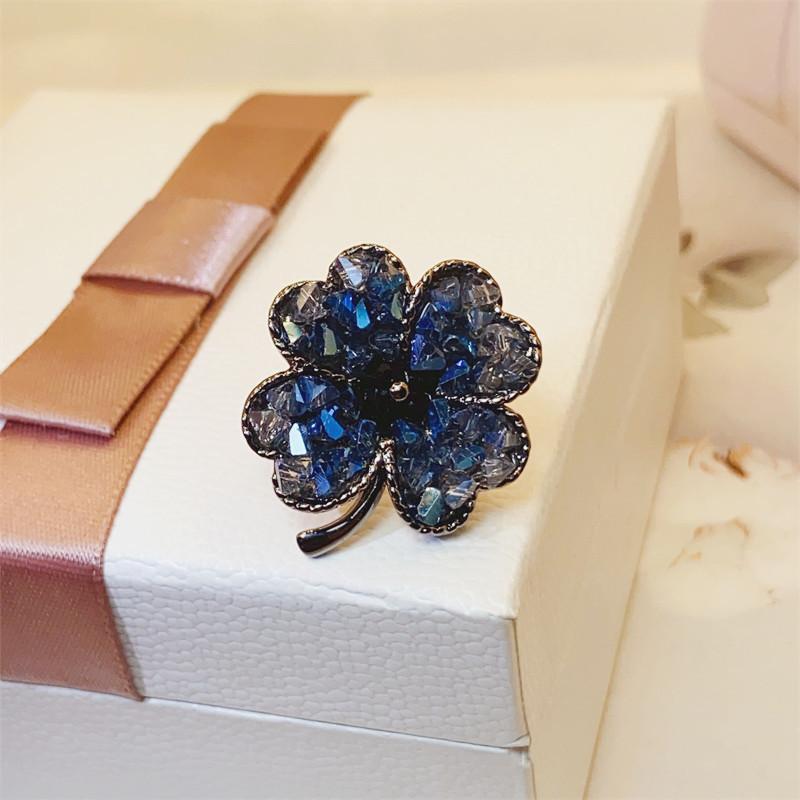 四つ葉 クローバー ブローチ ラペルピン レディース メンズ 縁起良い スーツ アクセサリー セレモニー フォーマル カジュアル ハイエンド 高級感 ガンブラック フラッシュ 花 女性 ライト 襟ピンアクセサリー