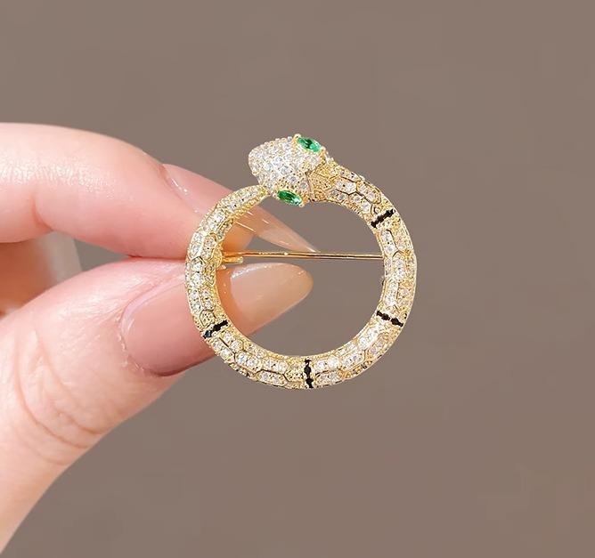 巳年 ブローチ スネーク セレモニー レディース メンズ おしゃれ かわいい 胸飾り ラインストーン キラキラ ヘビ型 リング ハイエンド スーツジャケット コ...