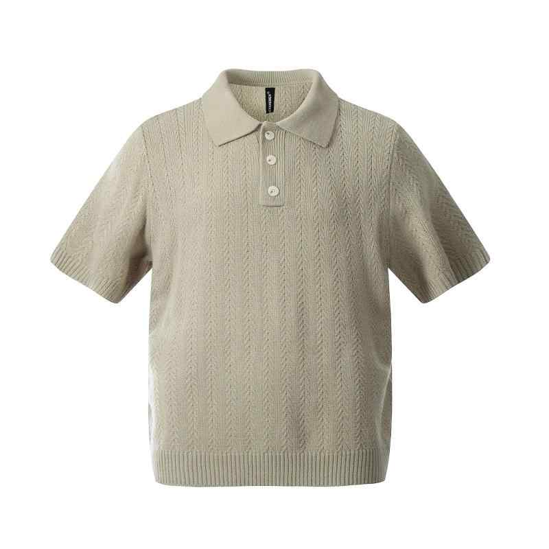 ・カテゴリ: ニット・スタイル: プルオーバー・フィット: ルーズフィット・ネックライン: 襟付き・袖丈: 半袖・厚さ: 薄手・テイスト: 香港風・デザイン詳細: ジャカード織り・生地名: 化学繊維混紡・主な素材: アクリル96%・シーズン: 夏・カラー展開: オフホワイト、アーミーグリーン、カーキ・サイズ展開: S, M, L, XL・加工: かぎ針編み透かし・機能: 通気性、伸縮性、高耐変色性・対象: 成人男性